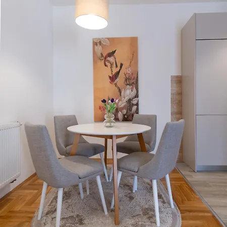 Two-bedroom Oasis アパート *